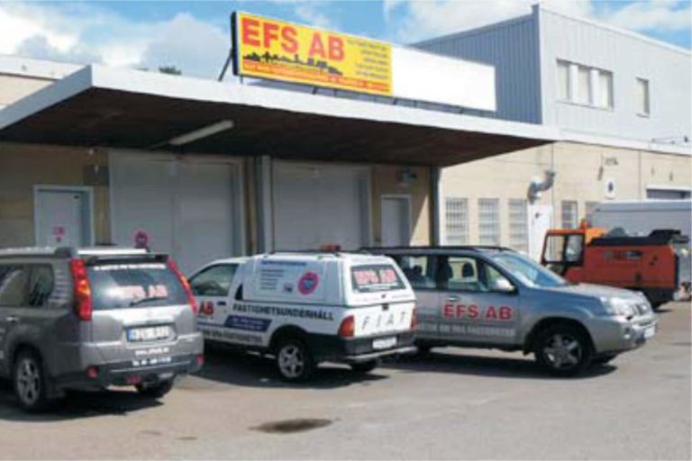 Garageinfart till EFS AB´s lokaler. Tre bilar står vid porten